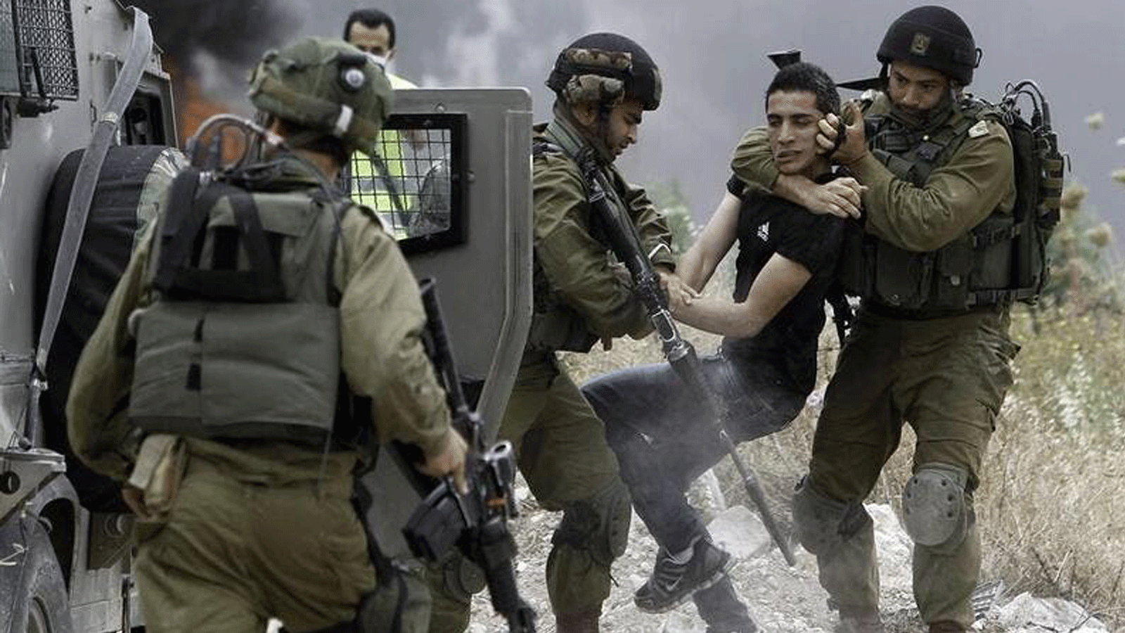 قوات الأمن الإسرائيلية تعتقل قسراً شاباً فلسطينياً خلال مواجهات بالضفة الغربية