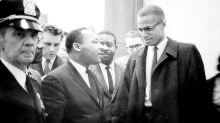 تُظهر هذه الصورة المنشورة من مكتبة الكونغرس مارتن لوثر كينغ الابن (إلى اليسار) وزميله من قادة الحقوق المدنية مالكولم إكس في عام 1964