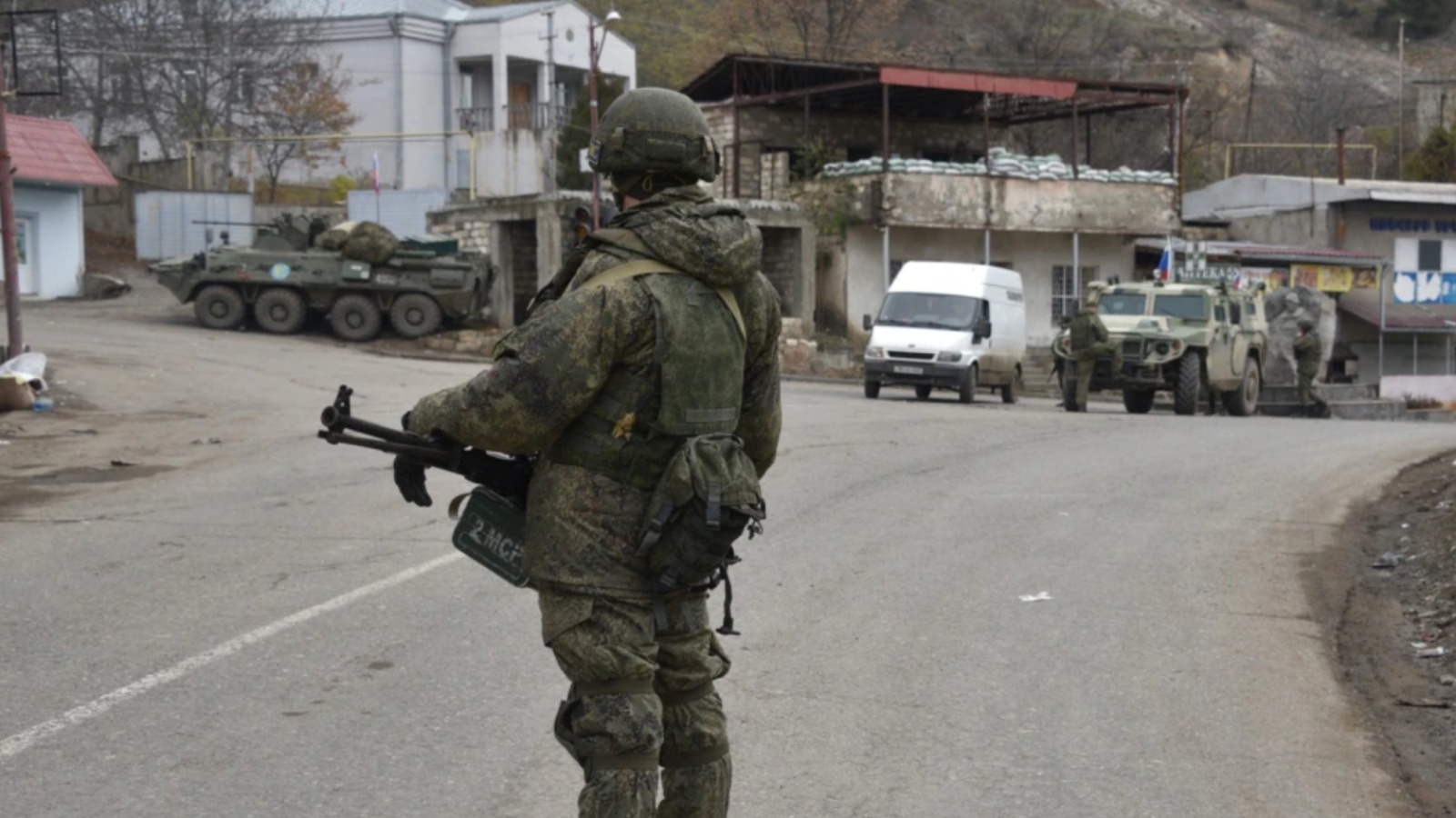 قوات حفظ السلام الروسية تنتشر في المنطقة بين أرمينيا وأذربيجان منذ وقف إطلاق النار العام الماضي.