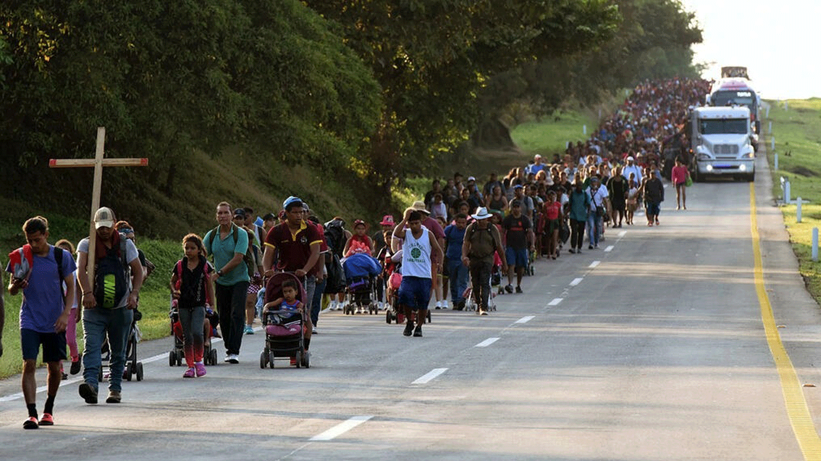 مهاجرون يسافرون في قافلة يسيرون عبر جنوب المكسيك باتجاه العاصمة لطلب وضع اللاجئ