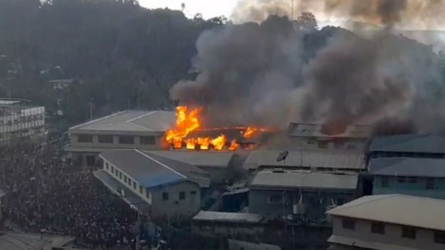 النيران تشتعل في أجزاء من الحي الصيني في هونيارا بجزر سليمان، حيث أضرم مثيرو الشغب النار في مبان في العاصمة في اليوم الثالث من الاحتجاجات المناهضة للحكومة.