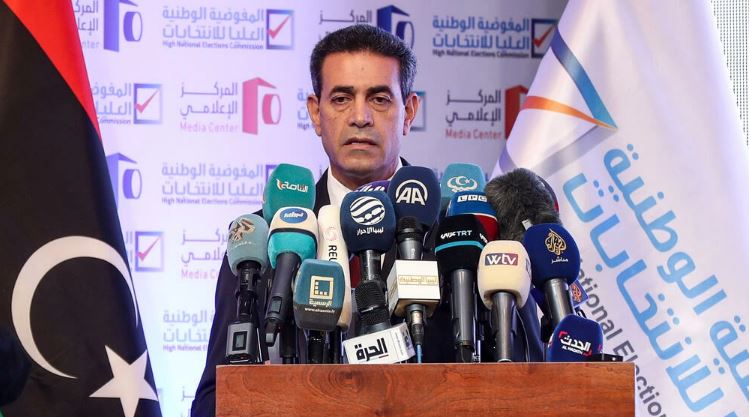 عماد السايح رئيس المفوضية الوطنية العليا للانتخابات في ليبيا يعقد مؤتمرا صحفيا في العاصمة طرابلس في 23 نوفمبر 2021