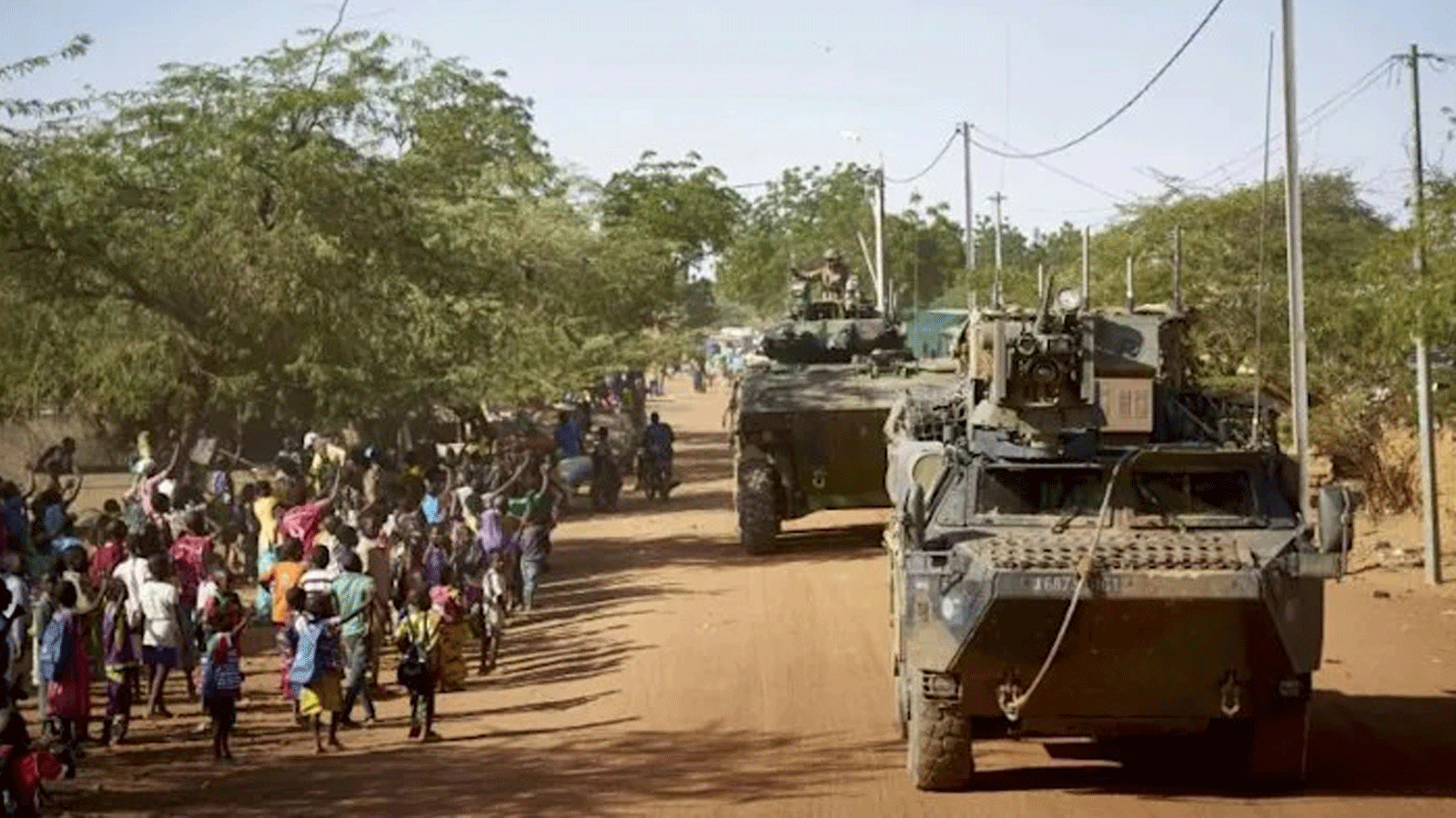  آلاف المتظاهرين يواجهون قافلة عسكرية فرنسية في عدة بلدات في بوركينا فاسو بينما كانت تمر عبر البلاد لتصل إلى النيجر من ساحل العاج