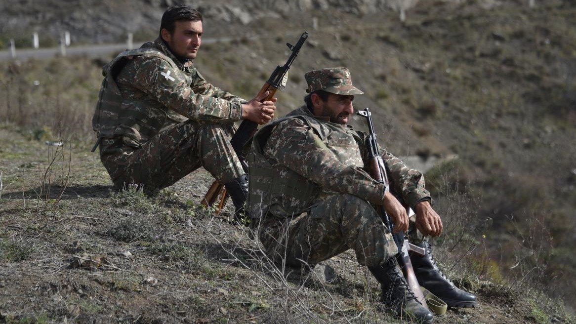 جنود الاحتياط يراقبون منطقة شوشا في 31 أكتوبر 2020 ، وسط الصراع العسكري بين أرمينيا وأذربيجان في ناغورنو كاراباخ