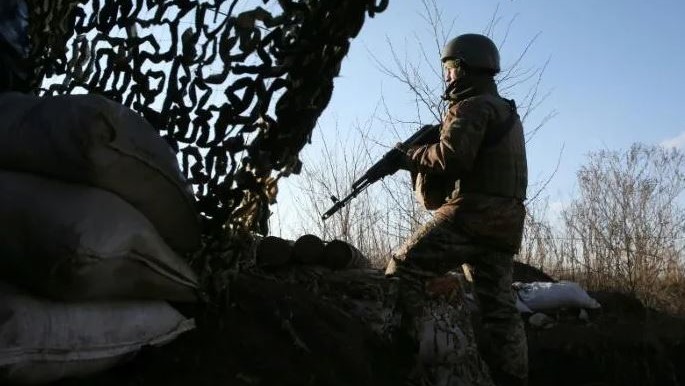 جندي أوكراني مرابط على حدود بلاده مع روسيا