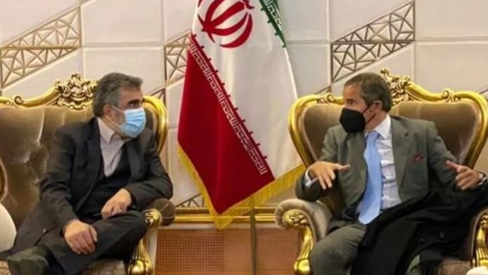 المتحدث باسم المنظمة الايرانية للطاقة الذرية بهروز كمالوندي يستقبل مدير المنظمة الدولية للطاقة الذرية رافاييل غروسي في طهران بتاريخ 22 نوفمبر 2021