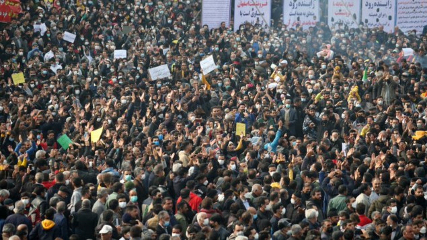 متظاهرون في محافظة شهار محل وبختياري جنوب غرب إيران للمطالبة بحلّ لأزمة شحّ مياه الشرب. (من حساب Groundwater Resources of India في تويتر)