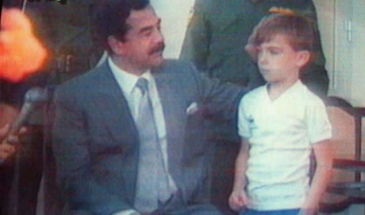 لقطة من تسجيل عرضه التلفزيون العراقي يظهر فيها الرئيس صدام حسين مع أحد الرهائن الطفل البريطاني ستيوارت لوكوود (6 سنوات) في بغداد