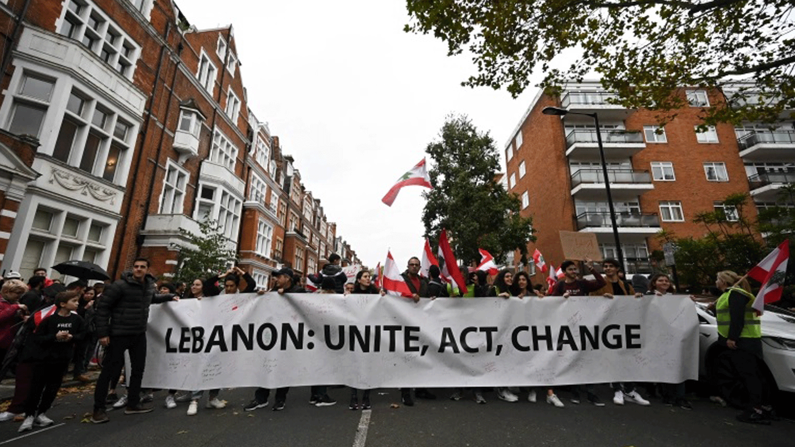أعضاء الجالية اللبنانية في الشتات في لندن يتظاهرون تضامنا مع مظاهرات لبنان في 26 تشرين الثاني/أكتوبر 2019
