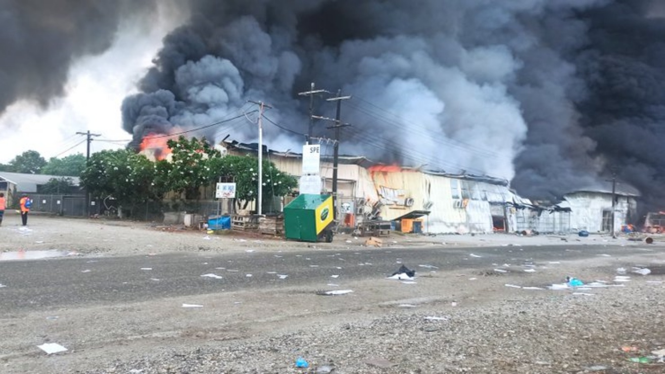 إحراق عدد من المباني إثر أعمال شغب في هونيارا عاصمة جزر سليمان. (من حساب The Solomon Islands Herald في تويتر)