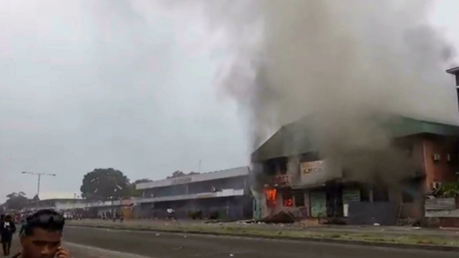 النيران أُشعلت في المباني ونهبت المتاجر بالتزامن مع نشر أستراليا قوة لحفظ السلام في هونيارا. الخميس 25 تشرين الثاني/نوفمبر 2021.
