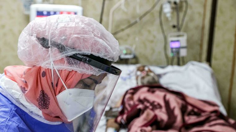 موظفة صحية في قسم مخصص للمصابين بكوفيد في مستشفى في إدلب بتاريخ 20 سبتمبر 2021