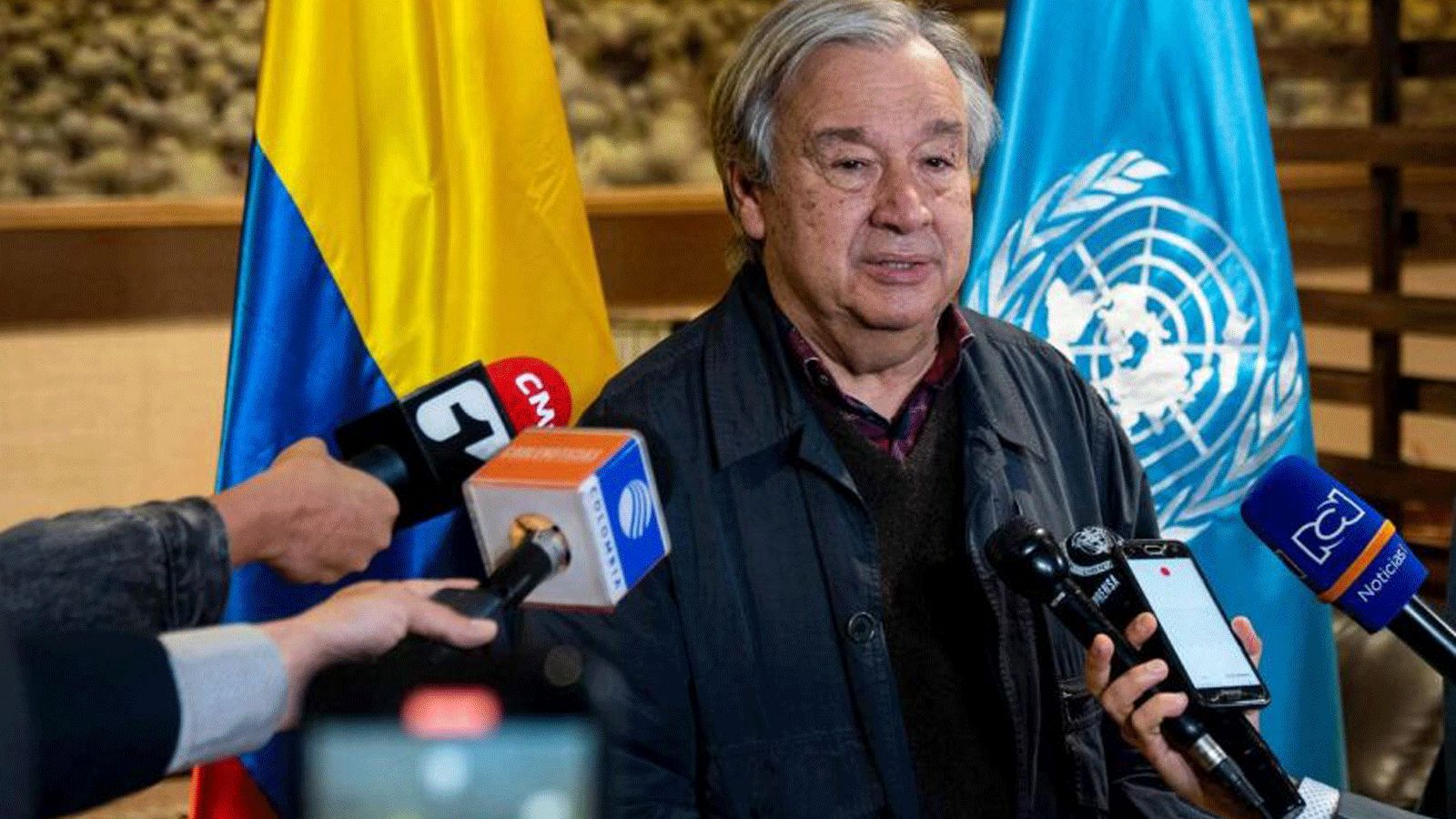 صورة للأمين العام للأمم المتحدة أنطونيو غوتيريش، وهو يتحدث مع الصحافة عند وصوله إلى كولومبيا في 22 تشرين الثاني/نوفمبر 2021(الأمم المتحدة)
