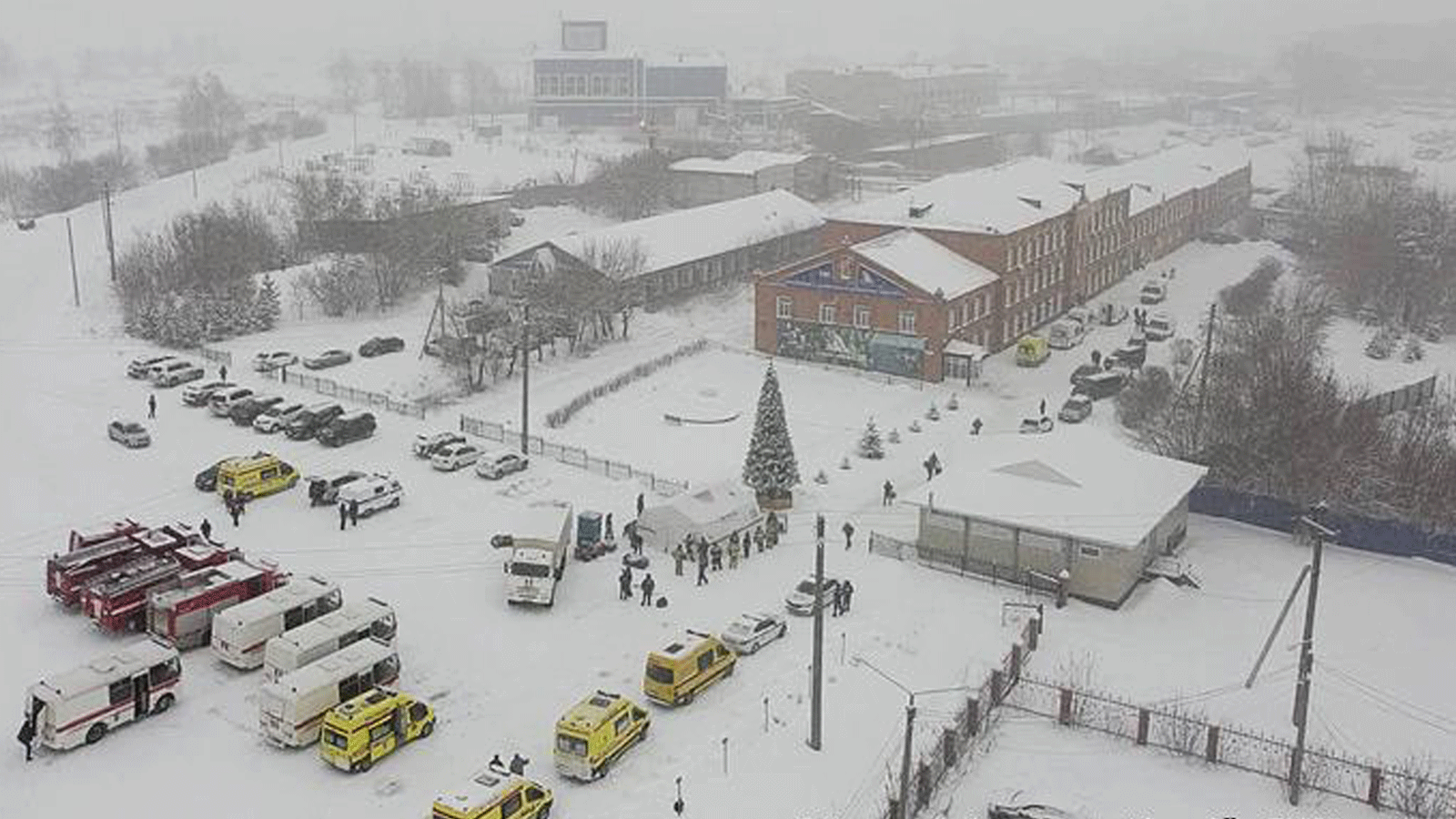  سيارات الإنقاذ تنتشر في منجم Listvyazhnaya في جنوب غرب سيبيريا(وكالة Tass)