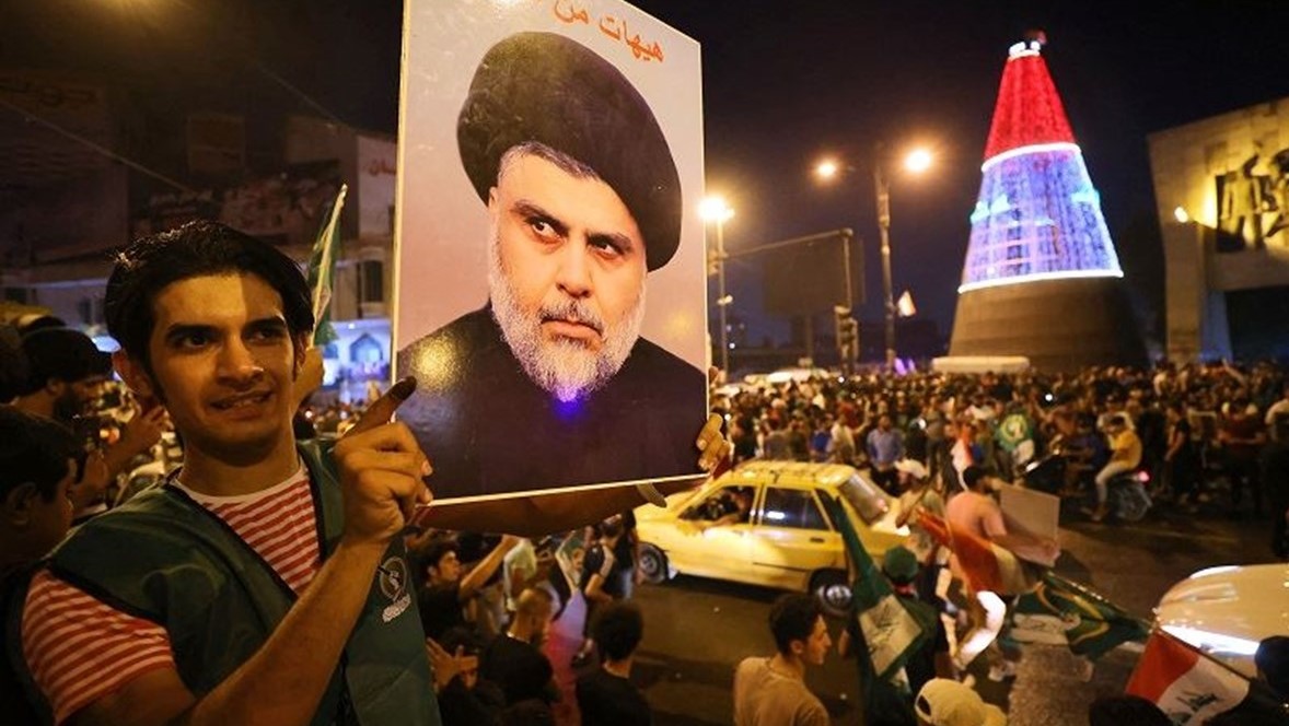 أنصار رجل الدين الشيعي العراقي مقتدى الصدر يحتفلون في ساحة التحرير ببغداد في 11 أكتوبر الماضي