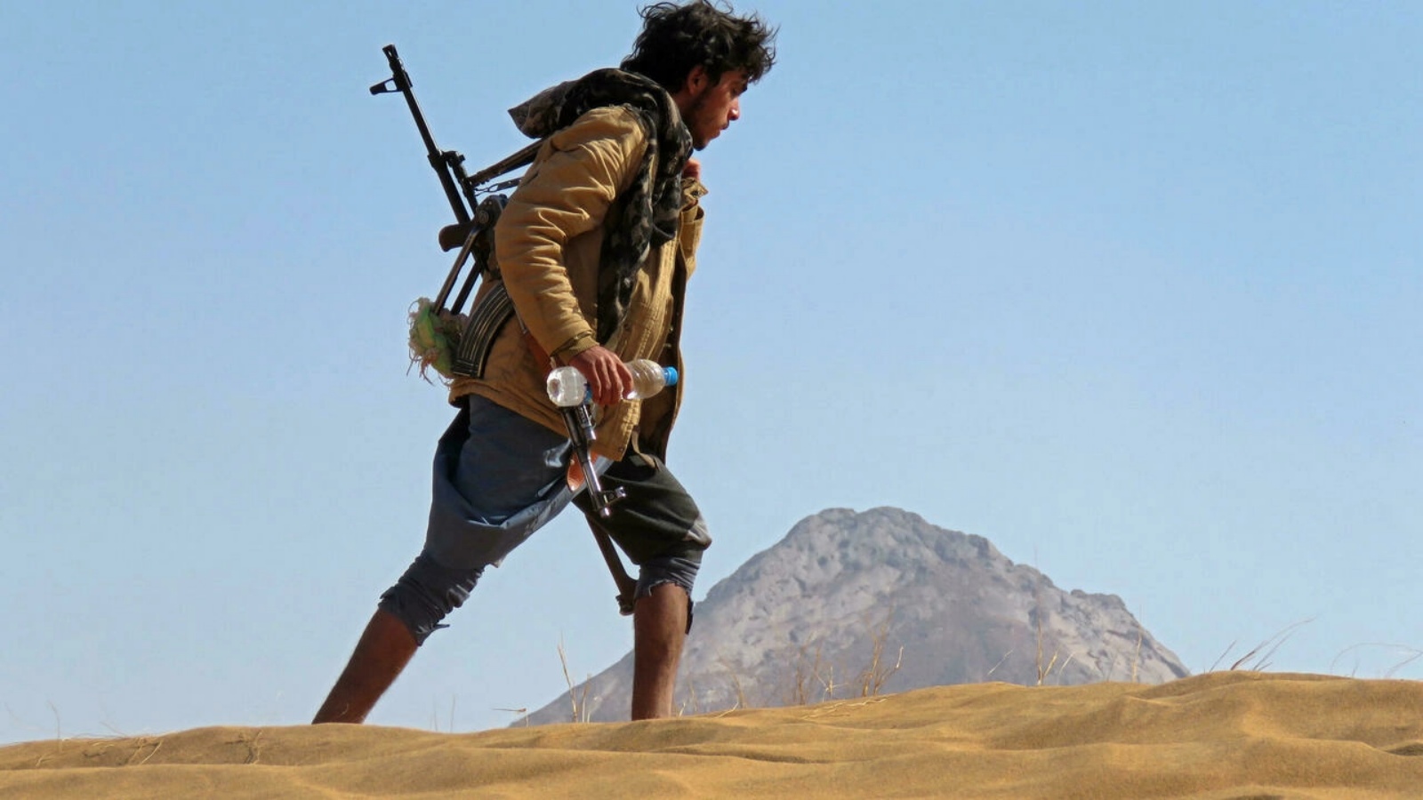 مقاتل يمني موال للحكومة أثناء القتال مع المتمردين الحوثيين على الجبهة الجنوبية لمأرب. في 10 تشرين الثاني/نوفمبر 2021
