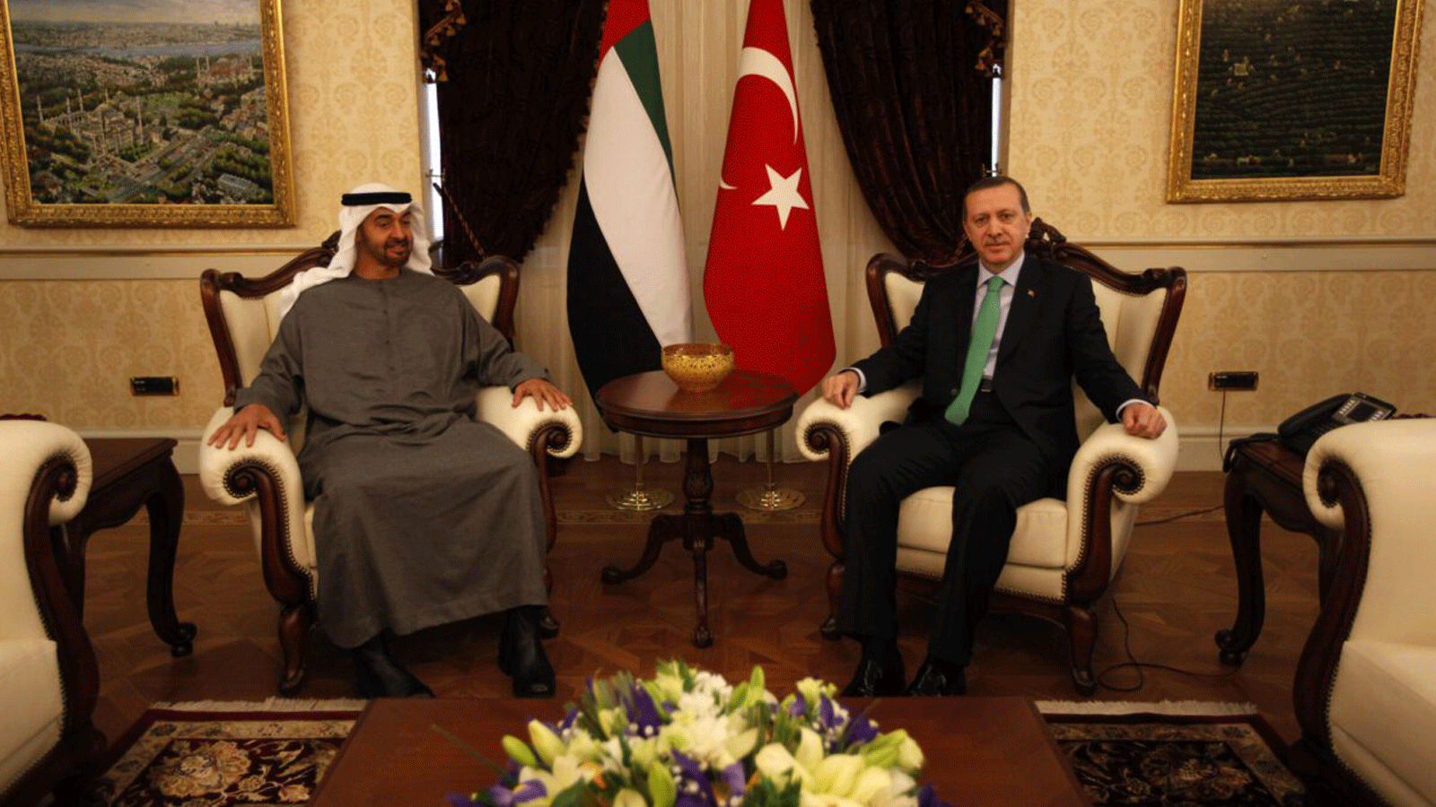 ولي عهد أبوظبي الشيخ محمد بن زايد آل نهيان (إلى اليسار) يلتقي بالرئيس التركي رجب طيب أردوغان في أنقرة