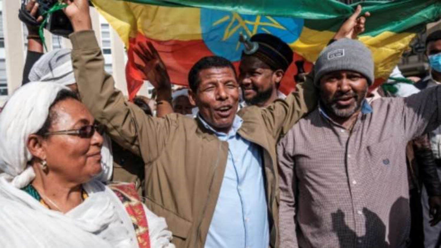 عداء المسافات الطويلة الإثيوبي السابق هايلي جيبريسيلاسي (وسط الصورة) قال إنه مصمم على 