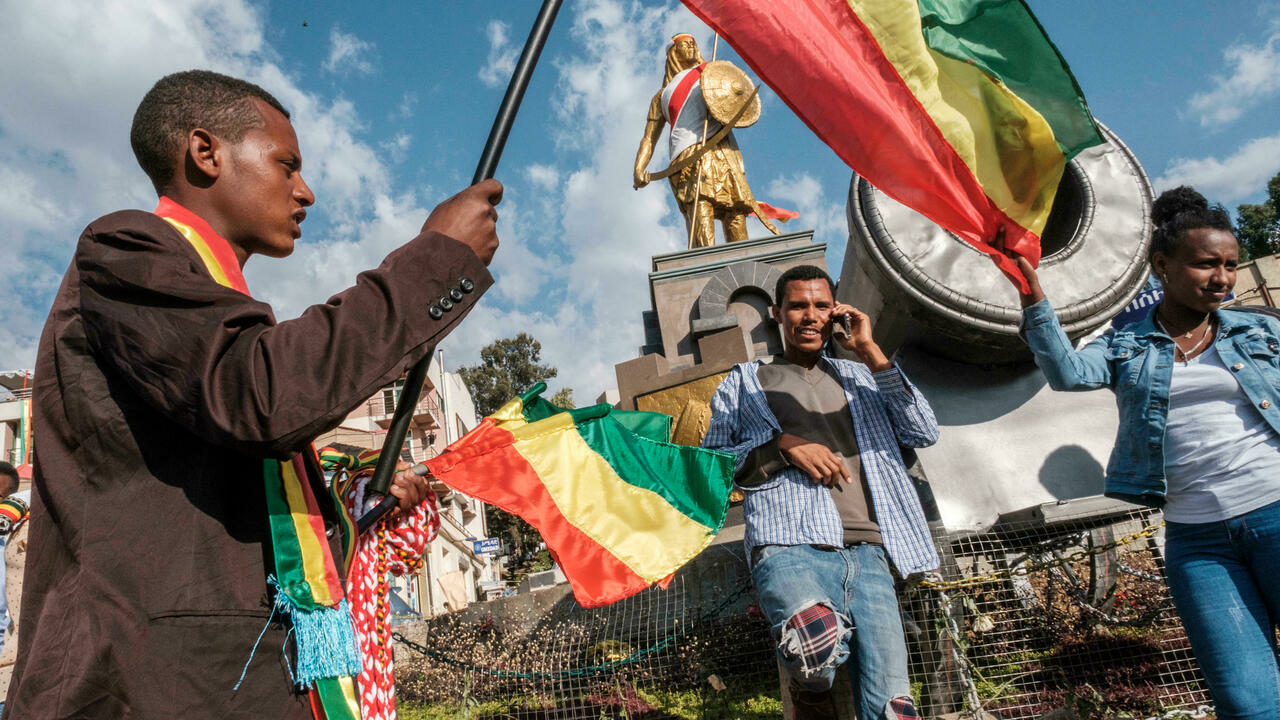 رجل يبيع أعلاما إثيوبية في غودندار بشمال البلاد في 17 كانون الثاني/يناير 2021