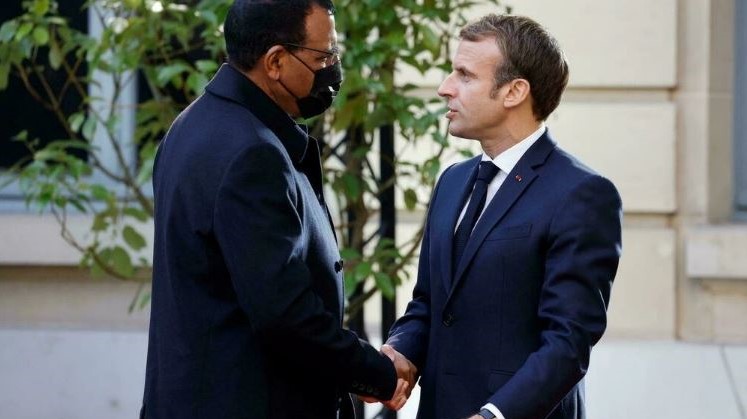 الرئيسان الفرنسي إيمانويل ماكرون والنيجري محمد بازوم قبل افتتاح المؤتمر الدولي حول ليبيا في باريس في 12 نوفمبر 2021