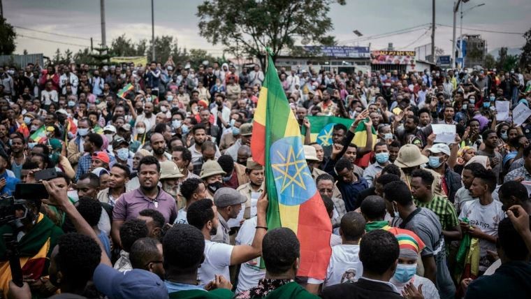 تظاهرة لإثيوبيين معارضين لنشر الأخبار المغلوطة والتدخل الخارجي أمام مبنى السفارة البريطانية في العاصمة أديس أبابا بتاريخ 22 نوفمبر 2021