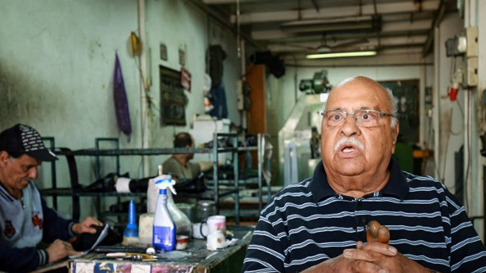 صانع الأحذية يتحدث عن تهديد الواردات الأجنبية لمهنة صناع الأحذية يدوياً في الأردن