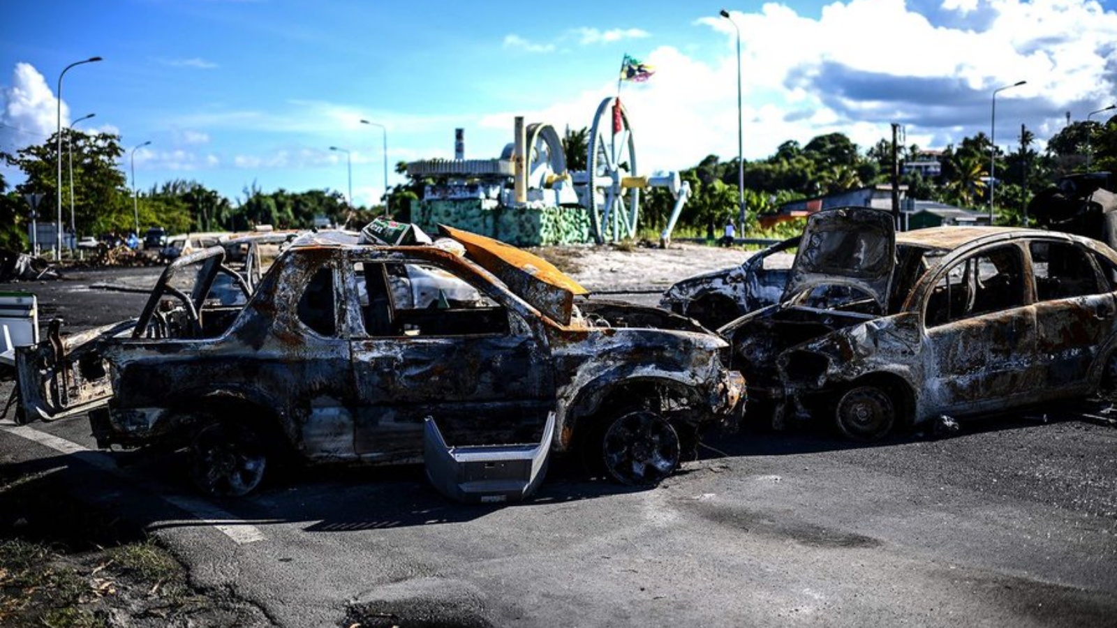 سيارات محترقة نتيجة احتجاجات عنيفة حصلت في مارتينيك. (من حساب Bloomberg في تويتر)