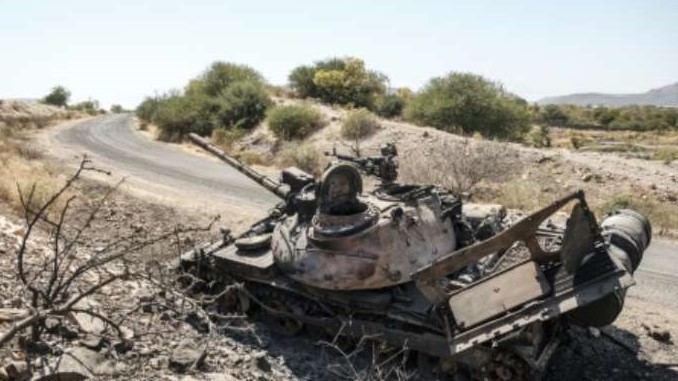 دبابة إثيوبية دمرها المتمردون في شمال البلاد