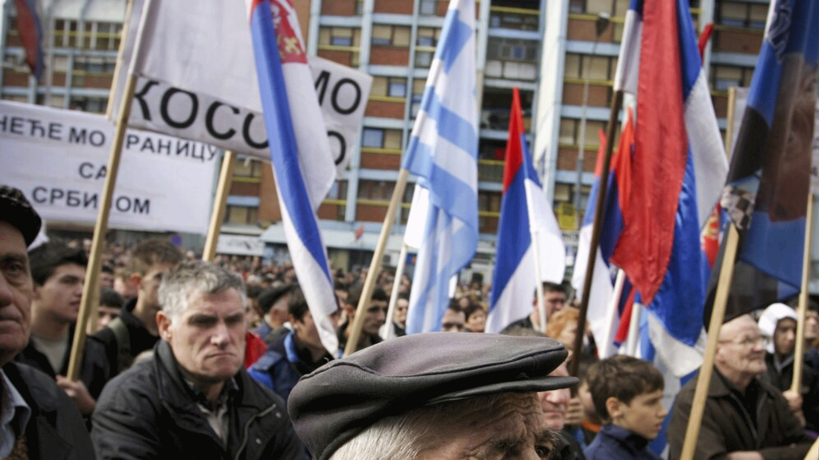 صربيو كوسوفو في شوارع ميتروفيتشا بتاريخ 10 شباط / فبراير، احتجاجاً على قوات أمن كوسوفو ذات الأصل الألباني التي تم إطلاقها حديثًا.