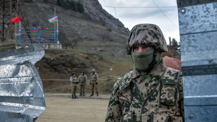 جنود أذريون في دورية عند نقطة تفتيش في منطقة ناغورنو كاراباخ المتنازع عليها