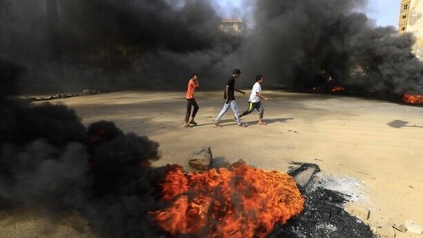 سودانيون معارضون للانقلاب العسكري يقطعون شوارع الخرطوم بالإطارات المشتعلة