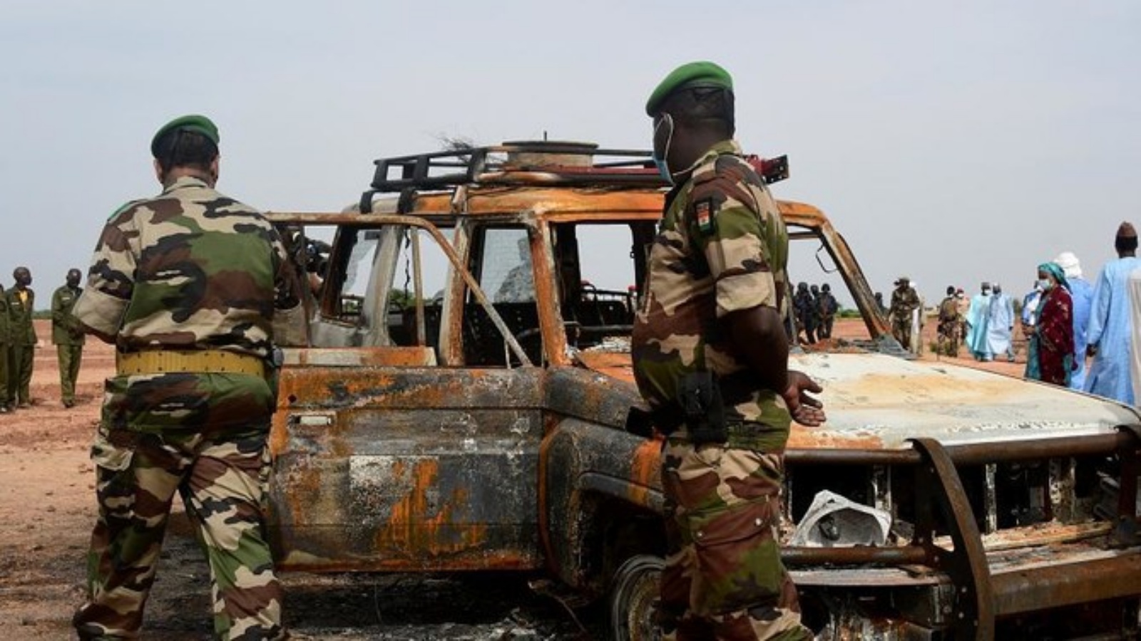 ضباط الجيش النيجيري يتفقدون سيارة تابعة لمنظمة الإغاثة الفرنسية ACTED، بعد هجوم من قبل متطرفين، في محمية كوري، على بعد 60 كم من نيامي. (أرشيفية)