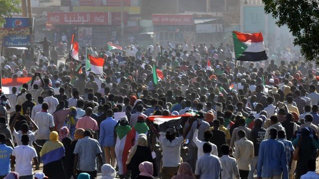 متظاهرون سودانيون في شوارع الخرطوم اعتراضًا على الانقلاب العسكري
