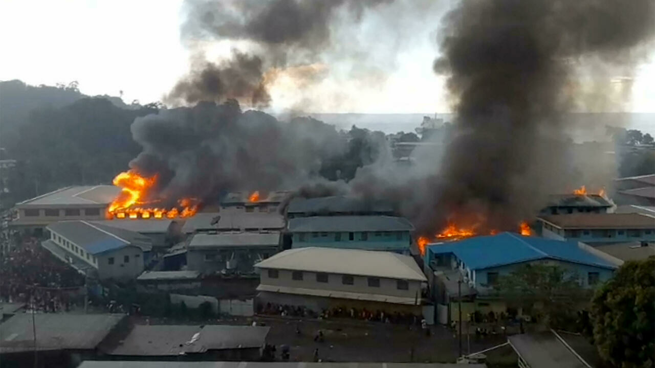 لقطة من بثّ حي لأبنية تحترق في الجي الصيني في هونيارا عاصمة جزر سليمان خلال أعمال شغب في 25 ت2/نوفمبر 2021