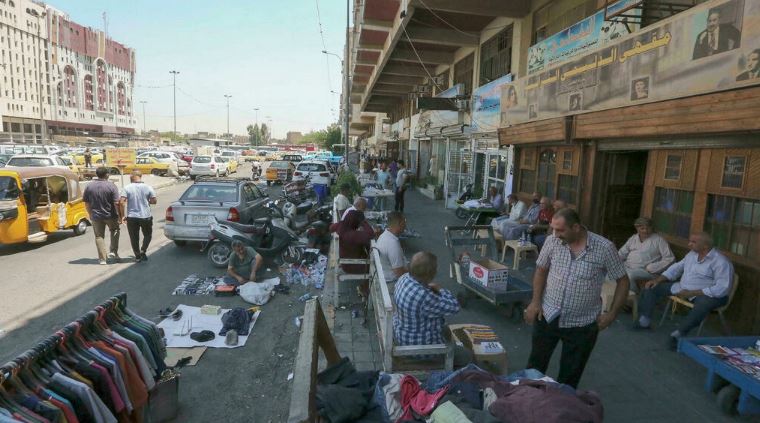 عراقيون في مقهى في أحد شوارع بغداد في 12 يوليو 2021