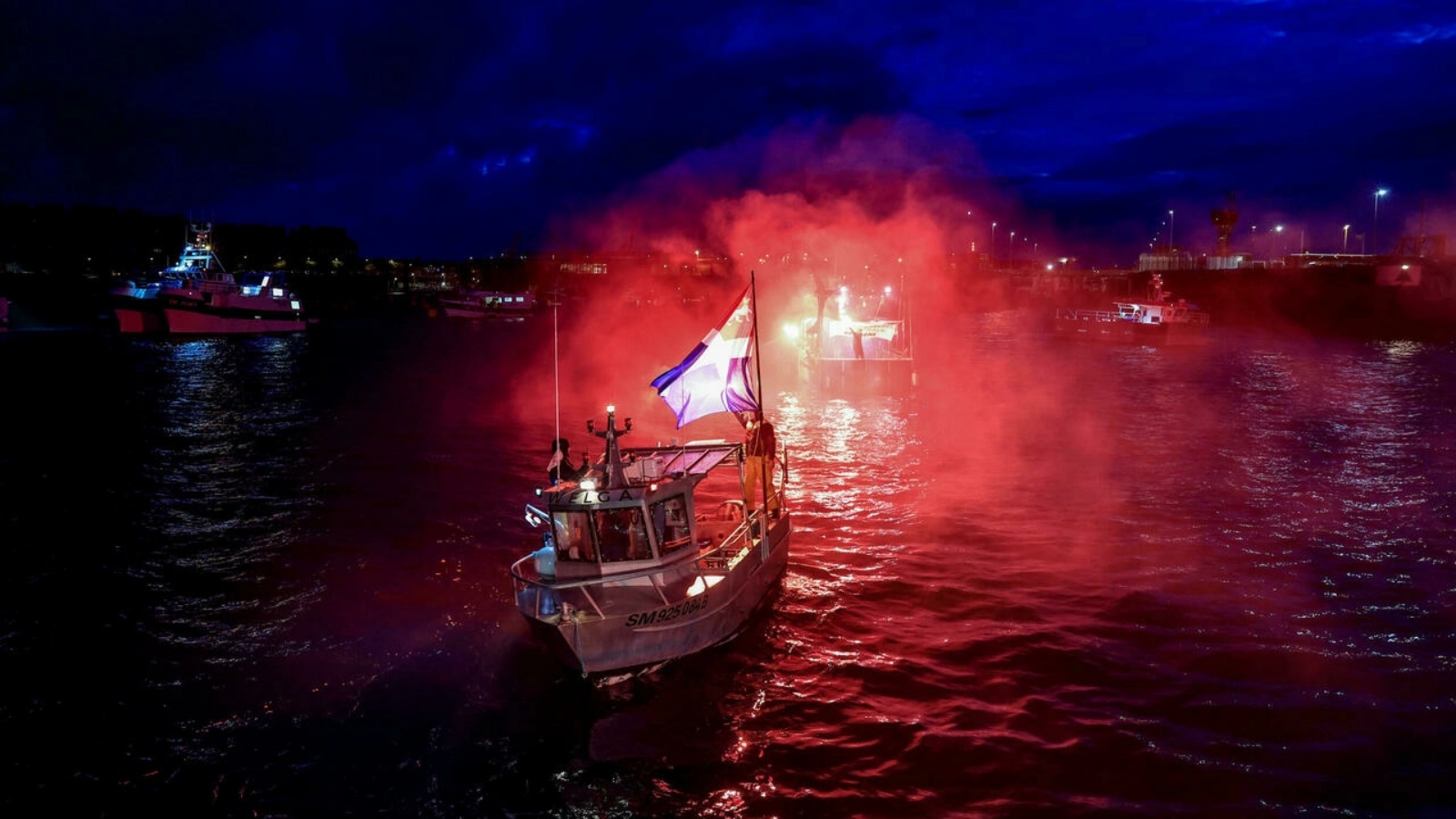 قوارب الصيد الفرنسية تغلق مدخل ميناء سان مالو احتجاجًا على حقوق الصيد (بعد خروج بريطانيا من الاتحاد الأوروبي) التي سمحت بها بريطانيا. الجمعة 26 تشرين الثاني/نوفمبر 2021