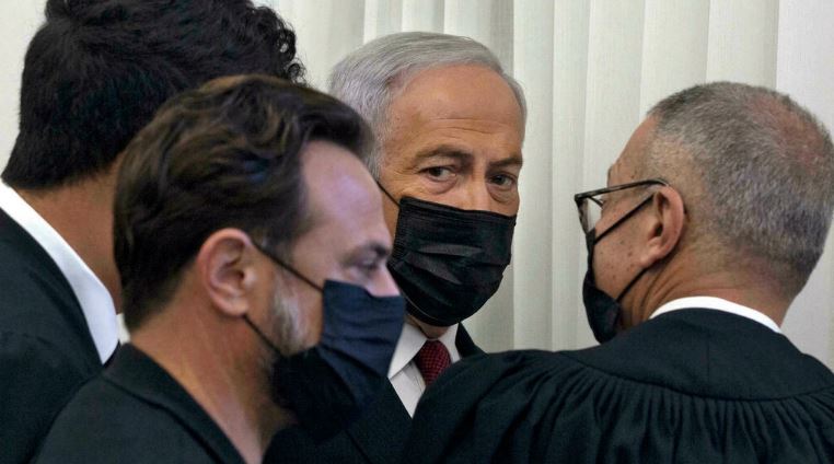 رئيس الوزراء الإسرائيلي السابق بنيامين نتانياهو يحيط به محامون قبل شهادة الشاهد النجم نير حيفتز ، مساعد سابق ، في محاكمة فساد في المحكمة الجزئية في القدس الشرقية، في 22 نوفمبر 2021
