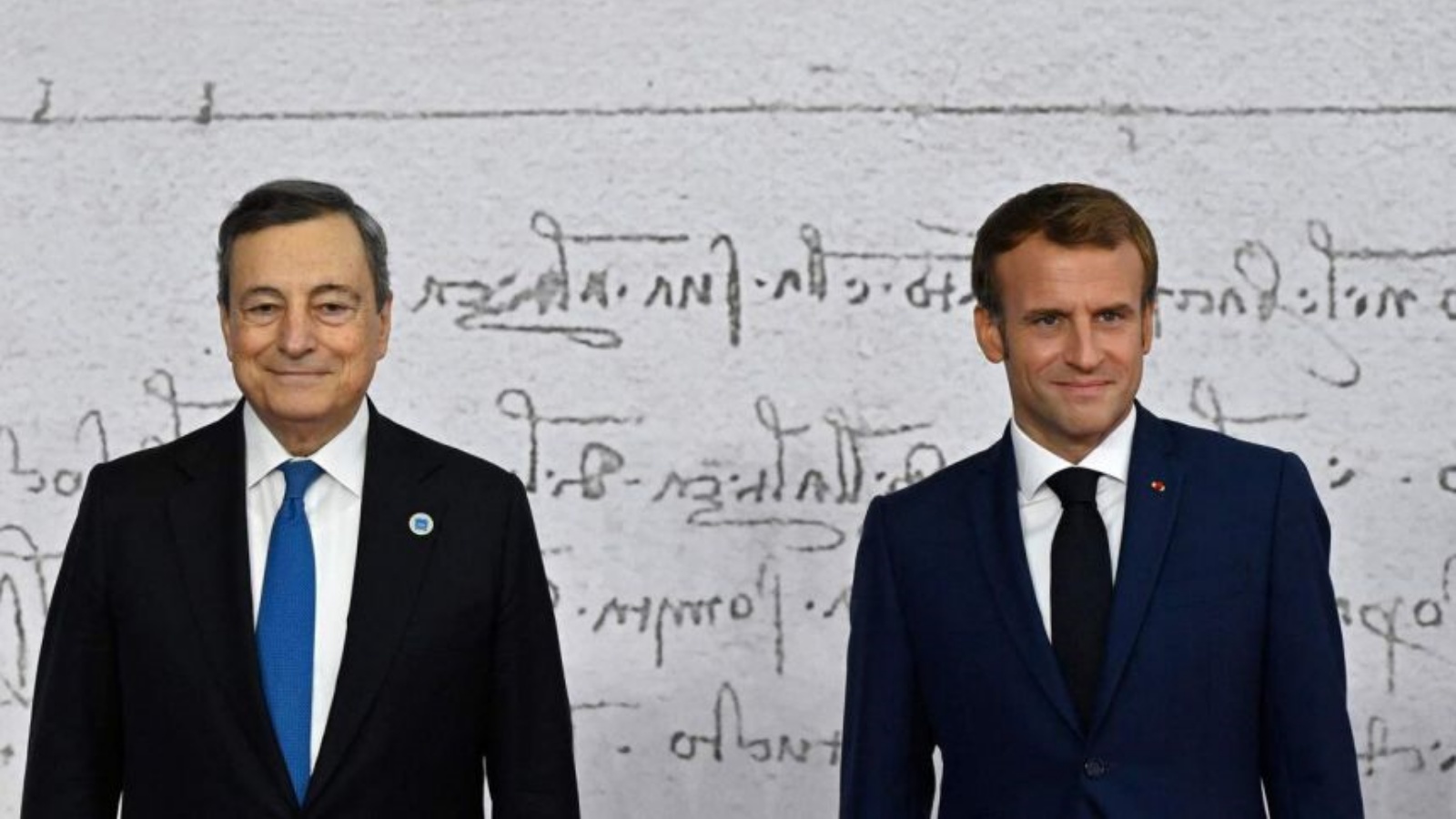 رئيس الوزراء الإيطالي ماريو دراغي (إلى اليسار) والرئيس الفرنسي إيمانويل ماكرون