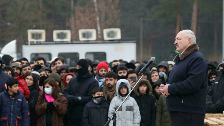 الرئيس البيلاروسي ألكسندر لوكاشنكو يزور مركزًا لاستقبال المهاجرين بالقرب من الحدود البولندية في 26 نوفمبر 2021 