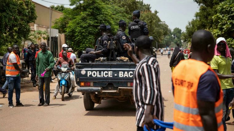 دورية للشرطة في واغادوغو، بوركينا فاسو، 3 يوليو 2021