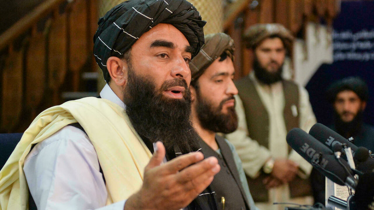 المتحدث باسم طالبان ذبيح الله مجاهد خلال أول مؤتمر صحفي في كابول في 17 آب/أغسطس 2021