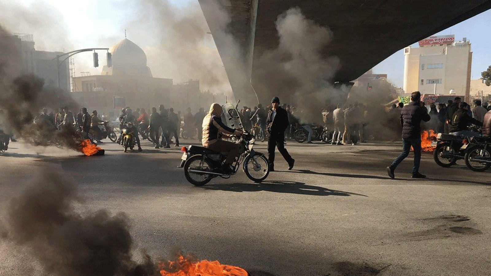 متظاهرون إيرانيون يحرقون الإطارات في أصفهان، إيران، 16 نوفمبر / تشرين الثاني 2019