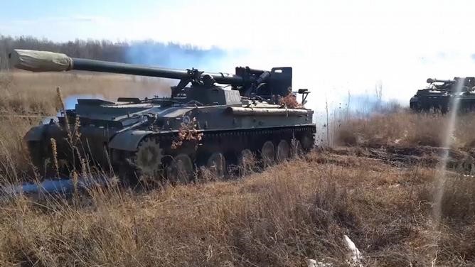 صورة وزعتها وزارة الدفاع الروسية لدبابات ثقيلة مشاركة في مناورات أخيرة على الحدود مع أوكرانيا