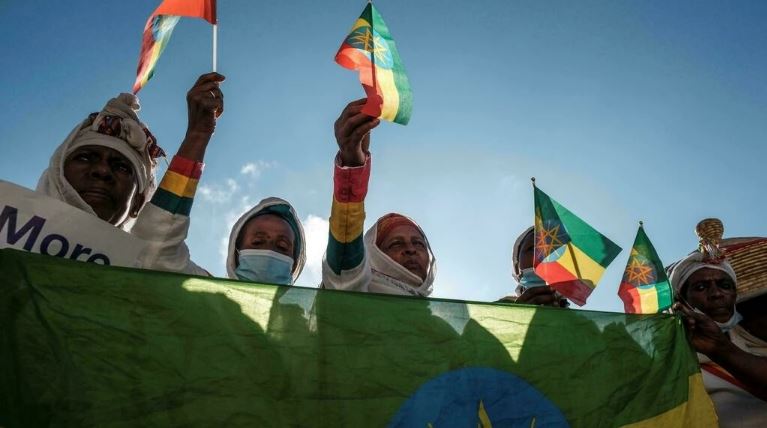 نسوة يحملن العلم الإثيوبي خلال مسيرة تأييد للقوات المنتشرة في تيغراي، في 27 نوفمبر 2021