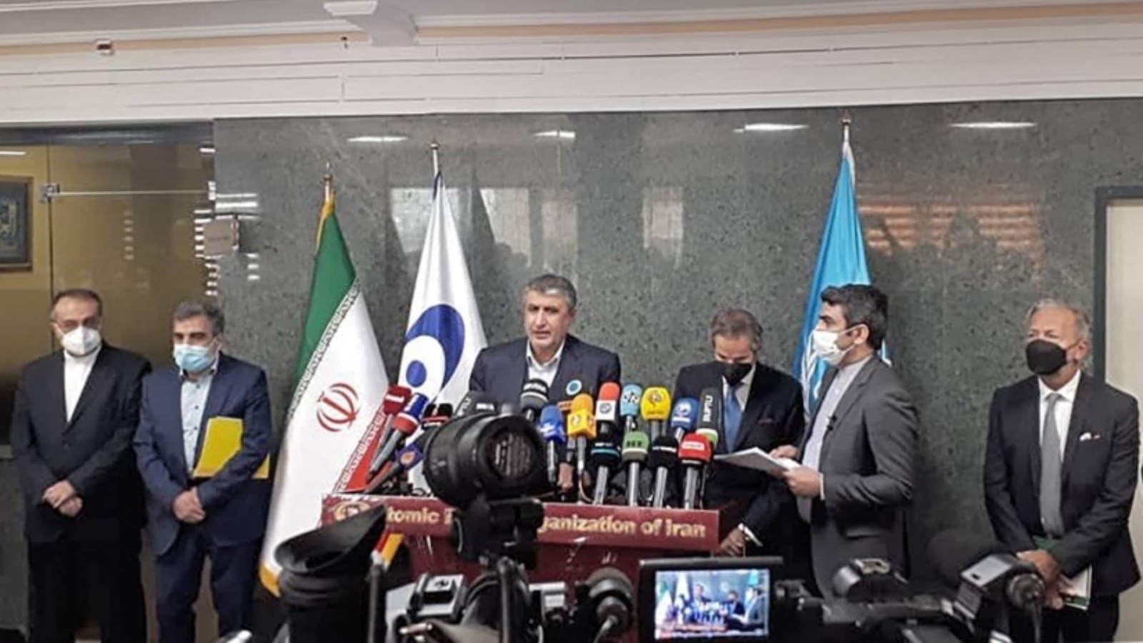 المدير العام للوكالة الدولية للطاقة الذرية، رافائيل غروسي (يمين الوسط)، ورئيس منظمة الطاقة الذرية الإيرانية محمد إسلامي (يسار الوسط)، خلال مؤتمر صحفي في العاصمة طهران. الثلاثاء 23 تشرين الثاني/نوفمبر 2021.