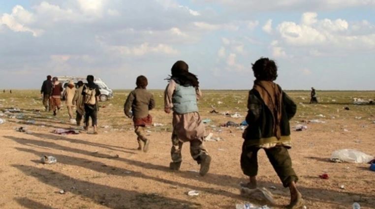 صورة توضيحية لفتيان أيزيديون قرب قرية الباغوز في شرق سوريا بعد إفلاتهم من قبضة تنظيم "الدولة الإسلامية" في 23 فبراير 2019