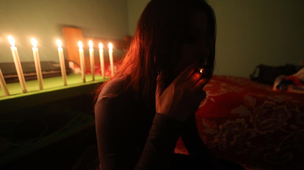 ضحية سورية للإتجار بالجنس تدخن سيجارة في منزل آمن في مكان غير معروف في لبنان في 13 أبريل 2016، بعد أن فرت من بيت دعارة حيث كانت محتجزة رغم إرادتها