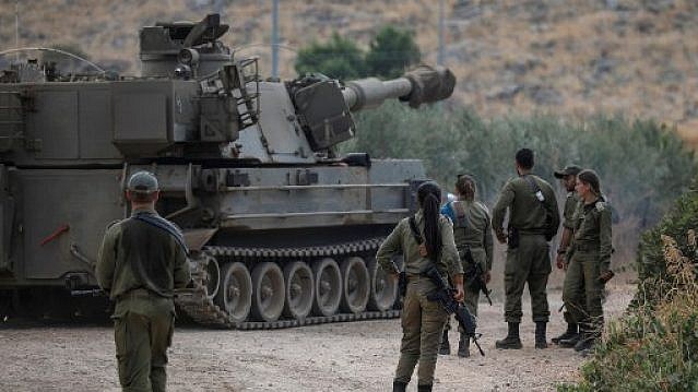 جنود إسرائيليون يقفون بجانب مدفع ذاتي الدفع قرب الحدود اللبنانية خارج بلدة كريات شمونة شمال إسرائيل، في 31 أغسطس 2019