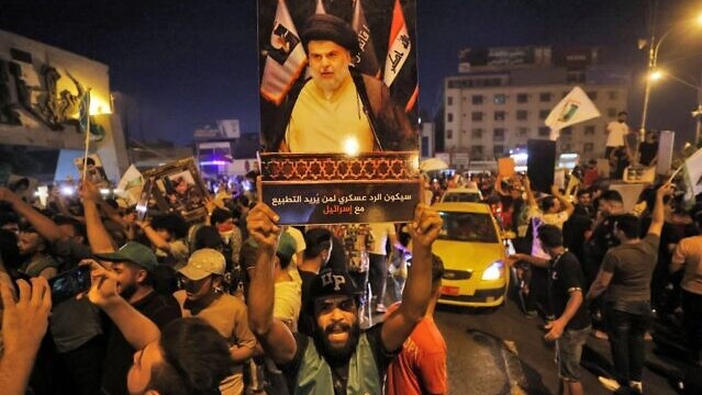 أنصار رجل الدين الشيعي العراقي مقتدى الصدر يحتفلون في ساحة التحرير ببغداد بعد إعلان نتائج الانتخابات البرلمانية في 11 أكتوبر 2021