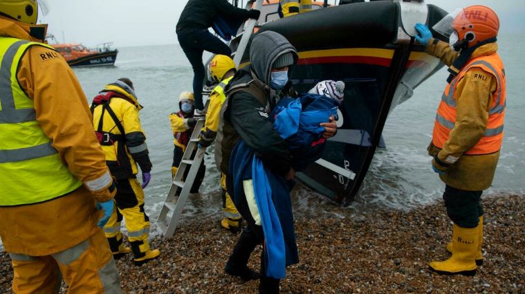 زورق إنقاذ على شاطئ دانغنيس في جنوب شرق إنكلترا في 24 نوفمبر 2021